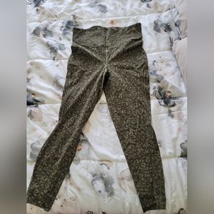 Lululemon base pace size 10 olive green pattern 25" inseam